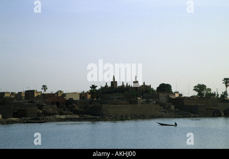 Blick auf die Schlammmoschee am Fluss Niger in der Abenddämmerung, Mopti, Mali, Westafrika Stockfoto
