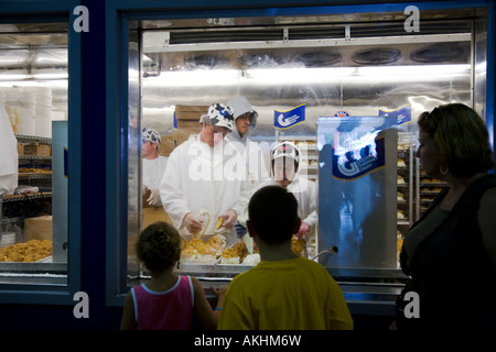 WISCONSIN-Milwaukee-Arbeiter, die Windbeutel durch Glasfenster in State Fair Windbeutel Gebäude gerade angesehen Stockfoto