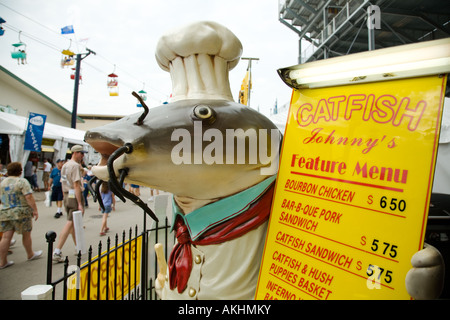 WISCONSIN-Milwaukee-Kunden kaufen Essen im Fenster Cajun Nahrung Stand auf der Landesmesse Kunststoff Wels Statue halten Menü Stockfoto