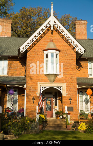 ILLINOIS Galena paar sitzen auf der Veranda im Steamboat House Bed And Breakfast Gebäude viktorianische Architektur vor dem Eingang Stockfoto