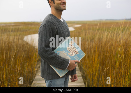 Mann mit Atlas am Boardwalk Wellfleet Cape Cod Massachusetts Stockfoto