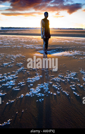 Antony Gormley Iron Man Statue auf Crosby Strand, Sefton, Merseyside Uk, bei Sonnenaufgang. Mit vorherigen Nächte Schnee. Stockfoto