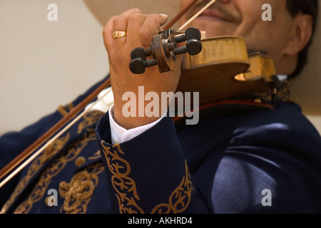 Schließen Sie herauf Bild eines Mannes mit dem Geigenspiel Stockfoto