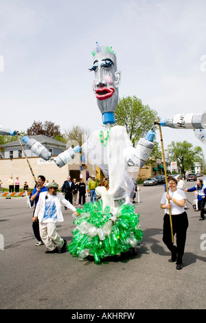 Göttin scherzhaft Kampagne für den Verkauf von Wasser in Plastikflaschen. MayDay Parade und Festival. Minneapolis Minnesota USA Stockfoto