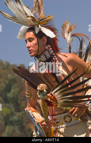 Eine indianische Tänze mit Stolz in voller Montur Stockfoto