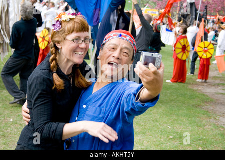 Selbstporträt von asiatisch-amerikanische und weiße Frau Alter von 50 Jahren. MayDay Parade und Festival Powderhorn Park. Minneapolis Minnesota USA Stockfoto