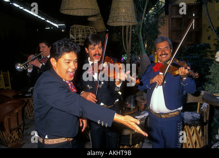 Mexikaner Person Erwachsene Männer Männer Mariachi Band Mitglieder Musiker Musizieren Tlaquepaque Jalisco Staat Mexiko Stockfoto