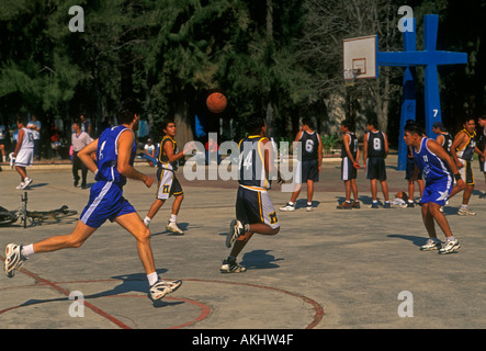 Mexikaner, Männer spielen Basketball, Basketball-Spiel, Sport-Komplex, Xochimilco, Mexiko-Stadt, Distrito Federal, Mexiko Stockfoto