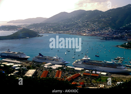 Kreuzfahrtschiffe im Hafen von Charlotte Amalie St Thomas Vereinigte Staaten Jungferninseln West Indies Stockfoto