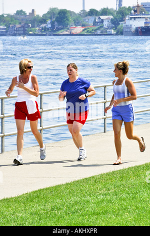 Gruppe von Erwachsenen Frauen Joggen entlang der St. Clair River Waterfront Michigan MI Stockfoto
