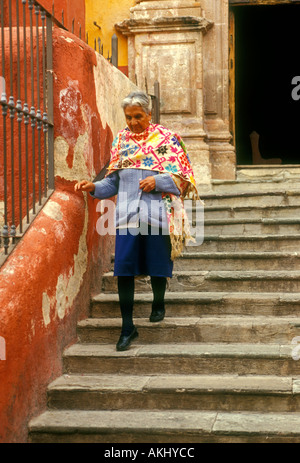 1, 1, mexikanische Frau, die Iglesia de San Roque, Templo de San Roque, Römisch-katholische Kirche, Katholizismus, Guanajuato, Guanajuato, Mexiko Stockfoto