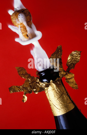 Explodierende aus Flasche Champagner Stockfoto