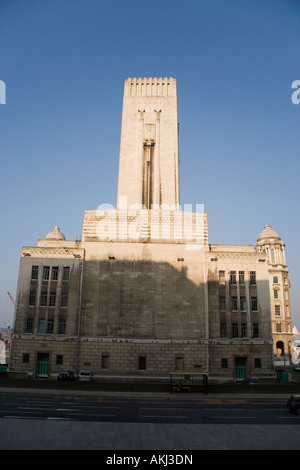 Mersey Tunnel Lüftungsturm und Georges Dock Gebäude vom Strand, Liverpool, England Stockfoto
