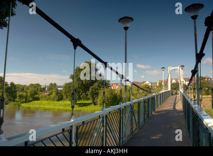 Karottenhosenträger Wehr Hängebrücke Exeter Devon UK Stockfoto