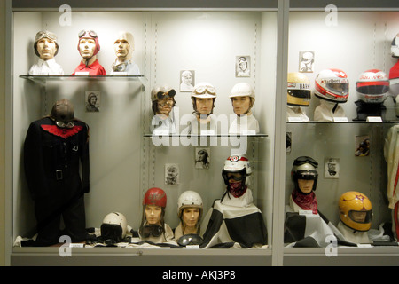 Im Inneren der Indianapolis Motor Speedway Hall Of Fame Museum mit der Ausstellung von Rennwagen und Erinnerungsstücke. Stockfoto