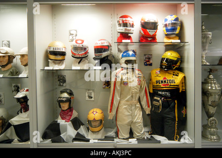 Im Inneren der Indianapolis Motor Speedway Hall Of Fame Museum mit der Ausstellung von Rennwagen und Erinnerungsstücke. Stockfoto