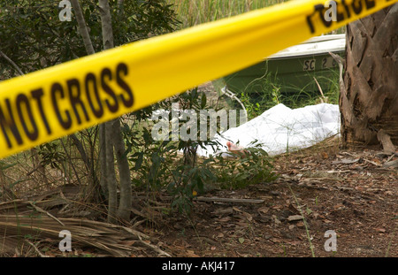 Fuße des kaukasischen weibliche Leiche hervorstehende unter weißen Blatt in South Carolina Sumpf USA, Tatort Stockfoto