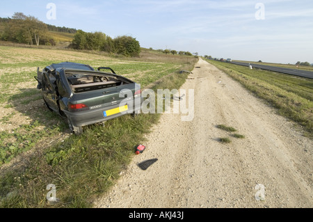 Auto-Wrack von der N19 Straße, Aube, Frankreich verlassen. Stockfoto