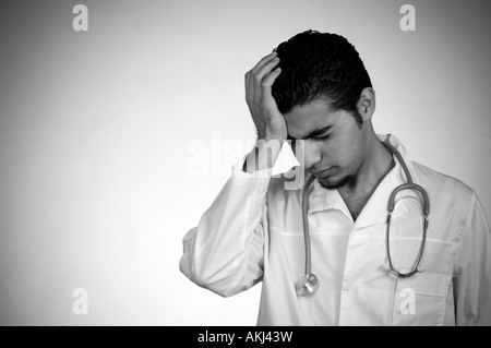 Arzt-Hand auf Kopf Stockfoto