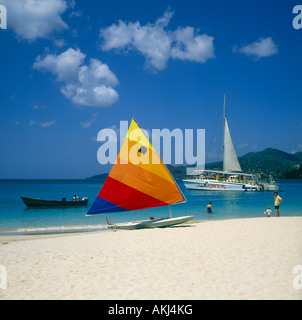 Grand Anse Strand mit kleinen Beiboot an den Gewässerrand plus Yacht und Boot über auf der Insel der Grenada Karibik Stockfoto