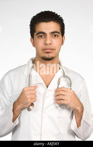 junge Ärztin im einheitlichen Holding Stethoskop Stockfoto