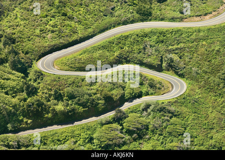 Luftbild der kurvenreichen Landstraße Shoreline Highway in Kalifornien, USA Stockfoto