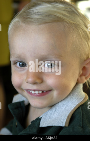 2 jähriger Junge mit einem angenehmen glücklich aussehen Stockfoto