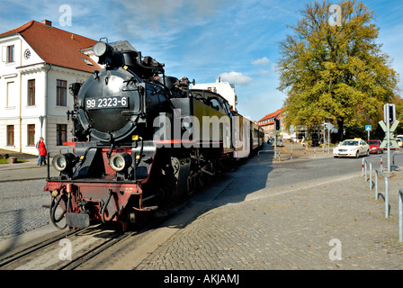 Die Dampfeisenbahn "Molli" in den Straßen von Bad Doberan in Norddeutschland. Stockfoto