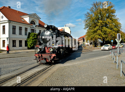 Die Dampfeisenbahn "Molli" in den Straßen von Bad Doberan in Norddeutschland. Stockfoto