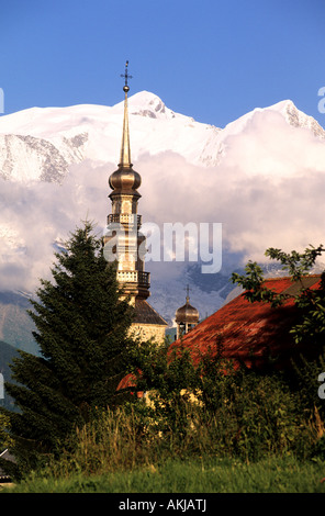Frankreich, Haute Savoie, Combloux und der berühmte bauchige Kirchturm der Kirche Saint-Nicolas (der Mont Blanc im Hintergrund) Stockfoto