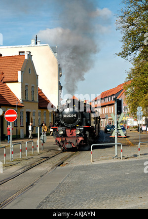 Die Dampfeisenbahn "Molli" in den Straßen von Bad Doberan in Norddeutschland. Stockfoto