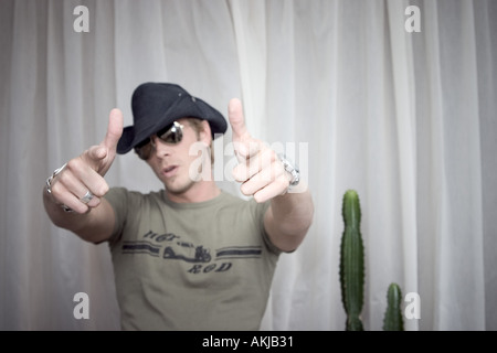 Urban Cowboy mit grünen Hot-Rod-shirt Stockfoto