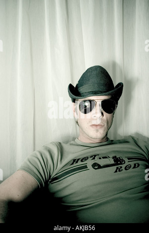 Urban Cowboy mit grüner Hot Rod Shirt wirklich suchen Stockfoto