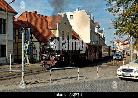 Die Dampfeisenbahn "Molli" in den Straßen von Bad Doberan in Norddeutschland. Stockfoto