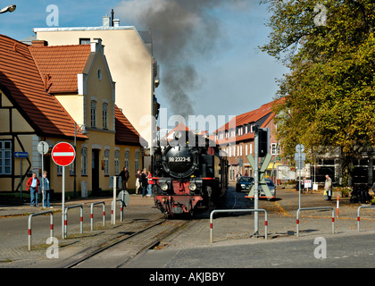 Die Dampfeisenbahn "Molli" in den Straßen von Bad Doberan in Norddeutschland. Stockfoto