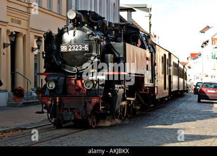 Die Dampfeisenbahn "Molli" in den Straßen von Bad Doberan in Norddeutschland. Stockfoto