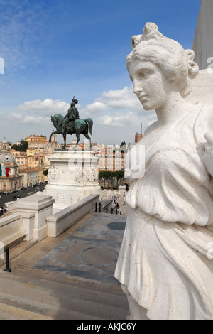 Rom Italien Il Vittoriano Victor Emmanuel Denkmal des Königs ist in eine bronzene Reiterstatue mit Blick auf die Stadt dargestellt. Stockfoto