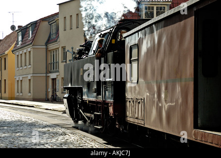 Die Dampfeisenbahn "Molli" in den Straßen von Bad Doberan in Norddeutschland. Stockfoto