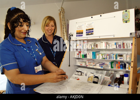 Ein Azubi Krankenschwester und Ward Schwester bereiten Medikamente für Patienten in ein kommunales Krankenhaus Bradford Stockfoto