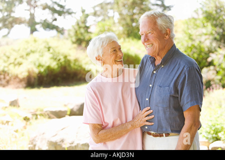 Älteres Paar, umarmen Stockfoto