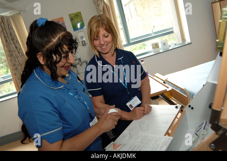 Ein Azubi Krankenschwester und Ward Schwester bereiten Medikamente für Patienten in ein kommunales Krankenhaus Bradford Stockfoto