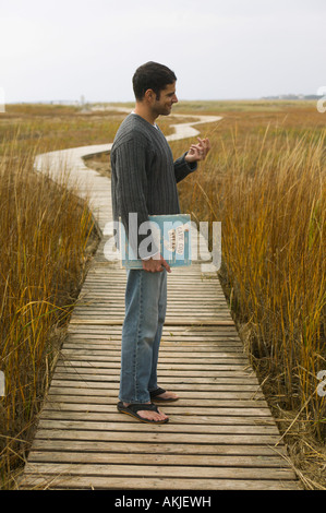 Mann mit Atlas am Boardwalk Wellfleet Cape Cod Massachusetts Stockfoto