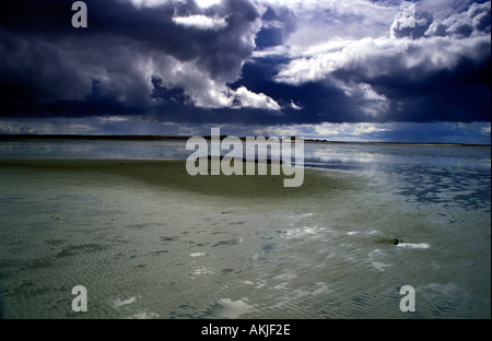 Dramatischer Himmel über nassen Sand Stockfoto