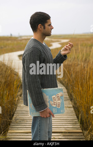 Mann mit Atlas am Boardwalk Wellfleet Cape Cod Massachusetts Stockfoto