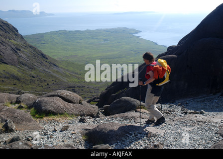 Wanderer im Coire Lagan Valley Cuilin Hills, Atlantik Loch spröde, Isle Of Skye, innere Hebriden, Schottland Stockfoto