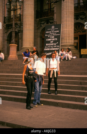 Mexikaner, Mexikaner, jungen erwachsenen Frauen, junger erwachsener Mann, juarez Theater, Jardin de La Union, Guanajuato, Guanajuato, Mexiko Stockfoto