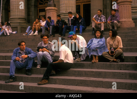 Mexikaner, Mexikaner, junger erwachsener Frauen, junge erwachsene Männer, juarez Theater, Jahr Juarez, Jardin de La Union, Guanajuato, Guanajuato, Mexiko Stockfoto