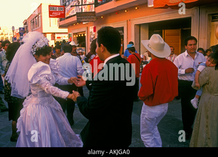 Mexikanische Volk, Braut und Bräutigam, Brautpaare, Hochzeitsgäste, Hochzeit, Party, Party, Fiesta, Tanzen, Stadt Aguascalientes, Aguascalientes, Mexiko Stockfoto