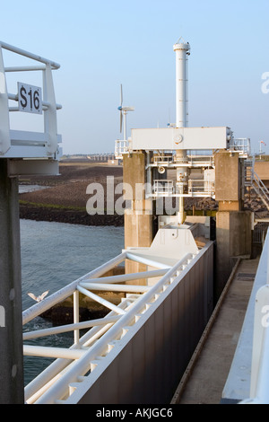 Großen Hydraulik Ventile auf der Sturm-Barriere zu öffnen/schließen die riesigen Türen in die Barriere Stockfoto