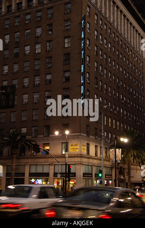 Taft Gebäude Hollywood Rebe mit Verkehr in der Nacht Stockfoto